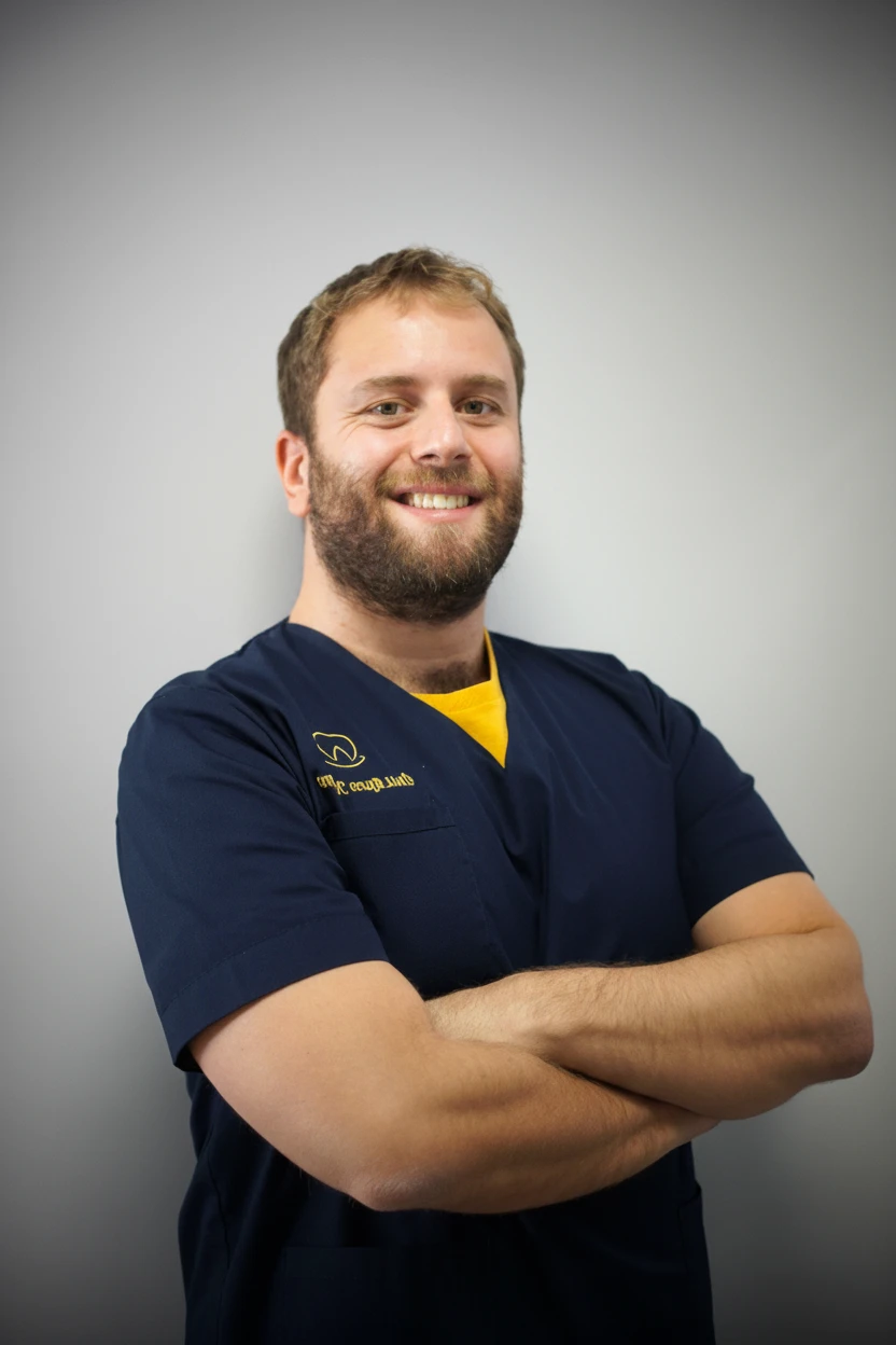 Ritratto professionale del Dr. Russo, specialista in odontoiatria e protesi dentaria